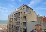Exclusief aanbod op toplocatie: Buitengewoon duplex dakappartement op 8ste en 9de verdieping met zijdelings zicht op zee en met prachtige vergezichten over Wenduine.
Dit ideaal gelegen appartement omvat, op de 8ste verd.: inkomhall met vestiaire en afzonderlijk toilet, ruime eethoek met zuidgericht terras, open leefkeuken met eiland en totaal kookcomfort (ingebouwde vaatwas, oven en microgolf, grote koelkast, …), ruime wasberging en hoofdslaapkamer met aansluitende, luxueuze badkamer (inloopdouche en dubbele wastafel).
De 9de en hoogste verdieping biedt u een gezellige zithoek met grote raampartijen en fraai uitzicht over Wenduine, terras met zijdelings zeezicht en zuidgericht terras, afzonderlijk toilet, ruime slaapkamer met op maat gemaakte garderobekasten, wastafel en zuidgericht terras. Op het gelijkvloers bevindt zich een ruime fietsenberging.
Troeven: Sublieme afwerking en inrichting (elektrische zonnescreens, keukenwerkblad in composiet, homecinema systeem in de zithoek, op maat gemaakt meubilair, …), open zicht en uiterst zonnige oriëntatie (de verschillende terrassen bieden de bewoners zon van ’s morgen tot de late namiddag). Onder deze tekst bij "documenten" vindt u een grondplan.
(17/056)